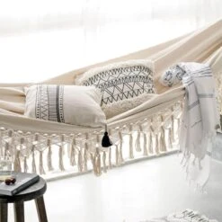 QUVIO Hangmat Voor In De Tuin - Tuinstoelen - Reishangmat Voor Camping, Outdoor En Reizen - Hamock - Katoen Ademend - Maximale Belasting Van 250KG - Lig Oppervlak Van 180 Cm - Geschikt Voor 1 Persoon - Beige -Tuinmeubelwinkel 1200x1200 1289