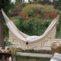 QUVIO Hangmat Voor In De Tuin - Tuinstoelen - Reishangmat Voor Camping, Outdoor En Reizen - Hamock - Katoen Ademend - Maximale Belasting Van 250KG - Lig Oppervlak Van 180 Cm - Geschikt Voor 1 Persoon - Beige -Tuinmeubelwinkel 1200x1200 1290