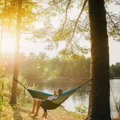 Kanyon Hangmat - Incl. Karabijnhaken En Riemen - Licht Parachutestof - 260 X 140 Cm - Tot 200kg - Groen/Khaki -Tuinmeubelwinkel 1200x1200 1295