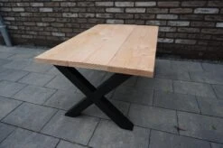 Industriële Douglas Salontafel Met Mat Zwart X-onderstel Voor Binnen En Buiten