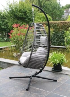 Lowander Egg Hangstoel Cocoon - Voor Binnen & Buiten - Met Standaard - Incl. Kussens -Tuinmeubelwinkel 878x1200 1