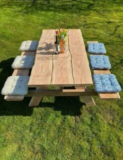 Robuuste Picknicktafel Van Douglashout. Duurzaam En Modern. Lengte 2,40 Meter